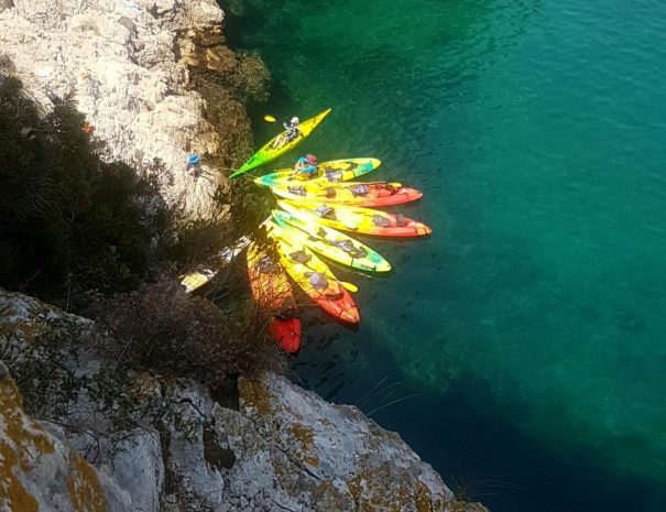 kayak accroché sur de la roche